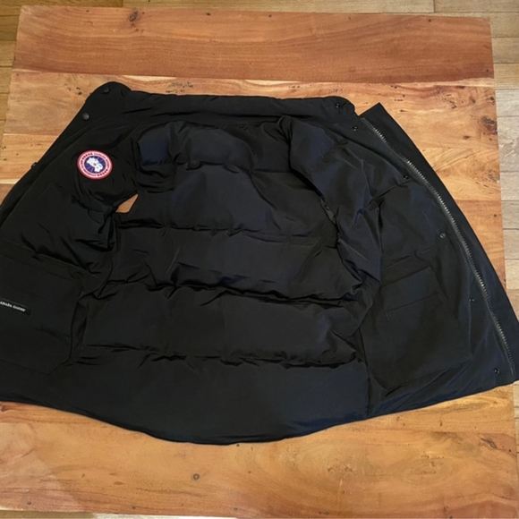 Canada Goose Sleeveless jacket - Picture 9 of 9